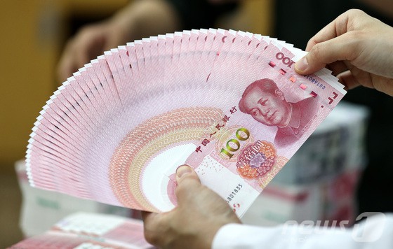 중국 전국인민대표대회(전인대)가 28일 '홍콩 국가보안법'(홍콩보안법) 법제화를 강행할 예정인 가운데 미중 간 전면적 충돌 우려가 고조됨에 따라 홍콩 역외시장에서 위안화 가치가 사상 최저 수준으로 급락했다.27일 밤 홍콩 역외시장에서 달러 대비 위안화 환율은 장중 0.7% 급등한 7.1964위안까지 치솟았다. 이는 2010년 홍콩 역외시장이 개설되고 나서 가장 높은 수준이다. 미중 ‘환율 전쟁’이 고조됐던 지난해 9월 고점 수위도 넘어섰다. 달러 대비 위안화 환율이 오른 것은 상대적으로 위안화 가치가 떨어진 것이다.28일 오후 서울 중구 외환은행 위변조대응센터에서 직원이 위안화를 들어보이고 있다.