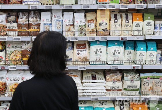 CJ제일제당이 지난달 선제적으로 밀가루 가격 인하를 결정한 데 이어 제분업체 삼양사와 대한제분도 4월부터 가격 인하에 동참하기로 했다. [뉴스1 제공]