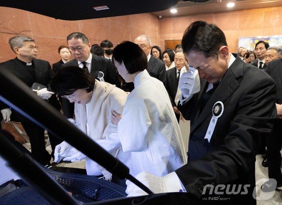조현준 효성그룹 회장을 비롯한 유가족들이 2일 오전 서울 서대문구 세브란스병원 장례식장에서 엄수된 고(故) 조석래 효성그룹 명예회장의 발인식에서 슬픔에 잠겨 있다. [뉴스1 제공]