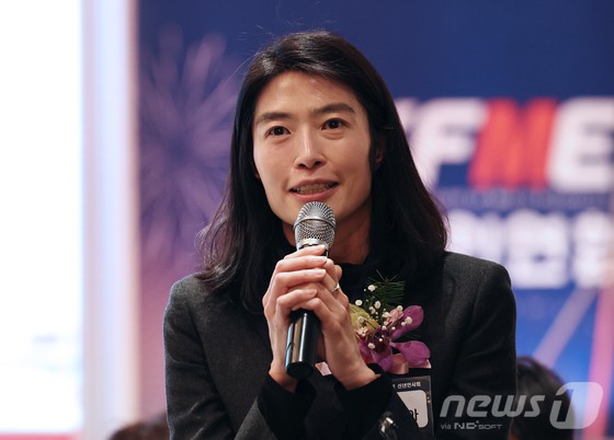 정신아 카카오 대표이사가 과거 서울 여의도 CCMM빌딩에서 열린 소상공인연합회 신년인사회에서 인사말을 하고 있는 모습. [뉴스1 제공]