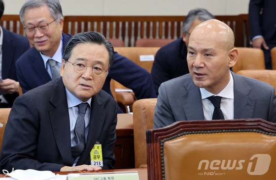 허영인(왼쪽) SPC그룹 회장과 이해욱 DL그룹 회장이 1일 오전 서울 여의도 국회 환경노동위원회에서 열린 '산업재해 관련 청문회'에 출석해 대화를 나누고 있다. [뉴스1 제공]