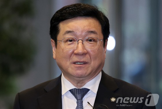 이찬희 삼성 준법감시위원회 위원장이 20일 서울 서초구 삼성생명 서초타워에서 열린 준법감시위원회 3기 첫 정기회의에 참석하며 취재진의 질문에 답하고 있다.