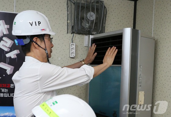 한덕수 국무총리가 3일 오전 폭염 대비 현장 점검을 위해 서울 도봉구 창동역 공사 현장을 방문해 건설 근로자들 휴게실에 놓인 에어컨을 점검하고 있다. (공동취재)