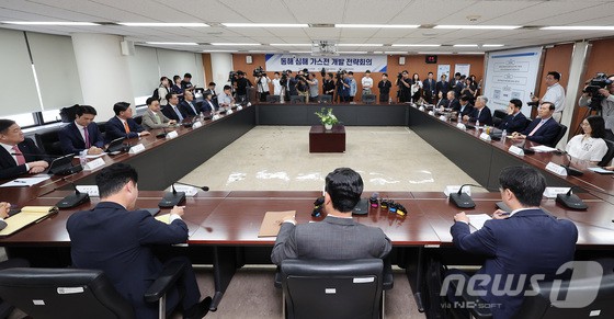 안덕근 산업통상자원부 장관이 21일 서울 종로구 석탄회관에서 열린 동해 심해 가스전 개발 전략회의에서 모두발언을 하고 있다. [뉴스1 제공]
