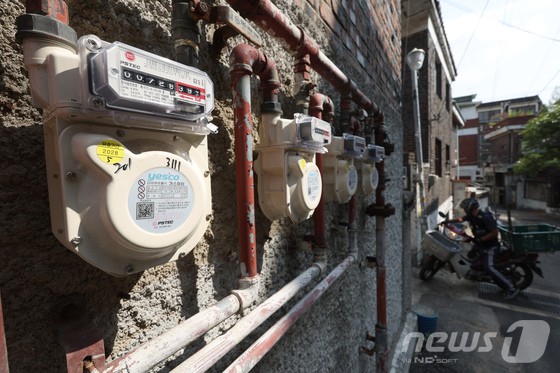 도시가스 요금 인상이 오는 7월초 결정되는 가운데 23일 오후 서울 용산구 우사단로의 주택가 가스계량기 옆으로 시민이 지나고 있다.