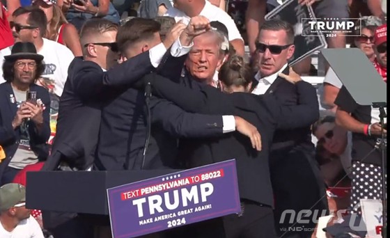 미국 공화당 대선 후보인 도널드 트럼프 전 대통령이 13일 오후(현지시간) 펜실베이니아주 버틀러에서 유세를 벌이던 중 유세장 주변에서 여러 발의 총격이 발생하면서 유세가 중단됐다. [유튜브 캡처]