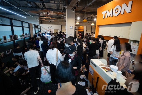 지난 26일 서울 강남구 티몬 신사옥에서 '판매 대금 미정산 사태'로 피해를 입은 소비자들이 환불 현장 접수를 위해 기다리고 있다. [뉴스1 제공]