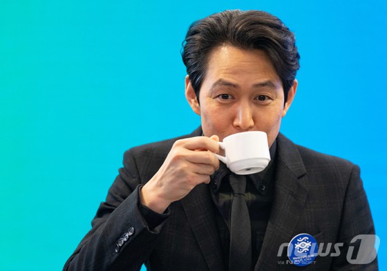 배우 이정재가 서울 중구 롯데호텔에서 열린 2030 부산 세계박람회 홍보대사 위촉식에서 목을 축이고 있다.