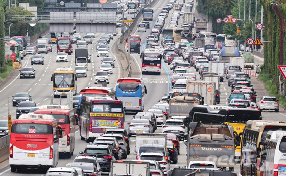 휴가철 고속도로에서 정체를 빚고 있고 있는 차량들 모습. [뉴스1 제공]