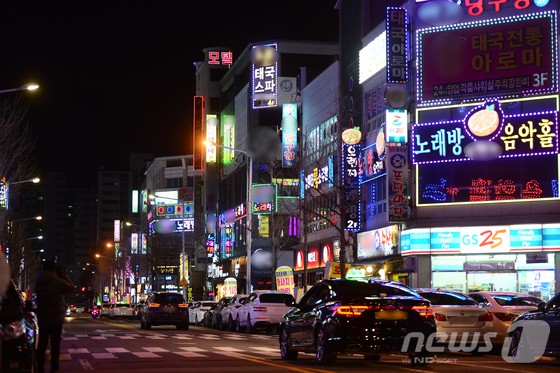 광주광역시 광산구 월계동 일대 유흥업소 간판 조명이 켜져 있다. [뉴스1]