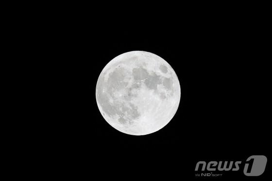 민족대명절 추석인 29일 서울 종로구 광화문광장 일대 하늘에 보름달이 떠있다.