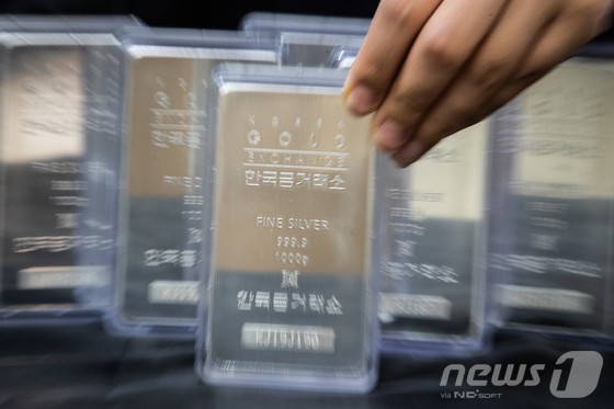 글로벌 안전자산 선호 흐름이 이어지며 금값에 이어 은값도 오름세를 보이고 있는 12일 서울 종로구 한국금거래소에 실버바가 진열돼 있다. [뉴스1]