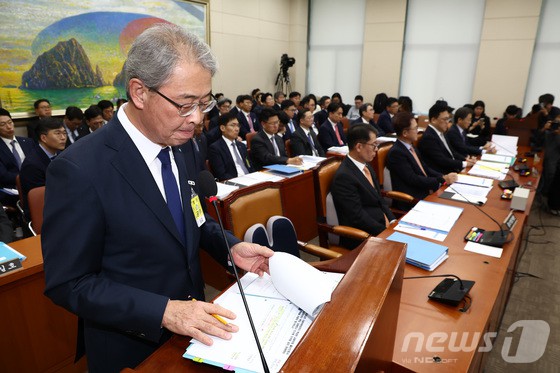 임종룡 우리금융그룹 회장(왼쪽)이 10일 오후 서울 여의도 국회 정무위원회에서 열린 금융위원회·한국산업은행·중소기업은행에 대한 국정감사에 출석, 굳은 표정으로 의원 질의를 듣고 있다.