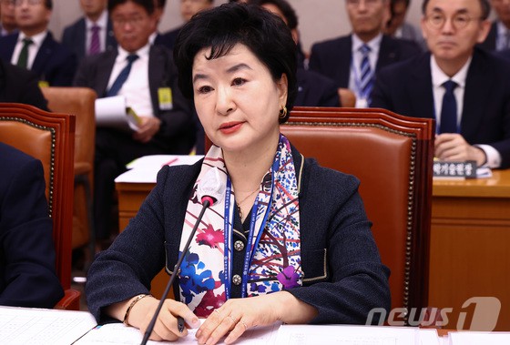 강신숙 수협은행장이 14일 서울 여의도에서 열린 한국해양진흥공사, 수산업협동조합중앙회, 해양환경공단 등에 대한 국정감사에서 의원 질의에 답변하고 있다.