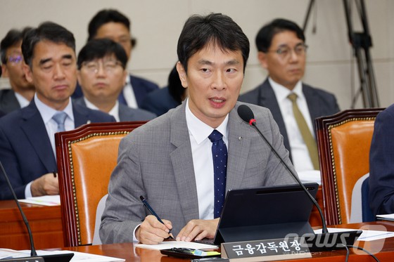 이복현 금융감독원장이 17일 오전 서울 여의도 국회 정무위원회에서 열린 금융감독원·서민금융진흥원 국정감사에서 의원 질의에 답하고 있다. [뉴스1 제공]