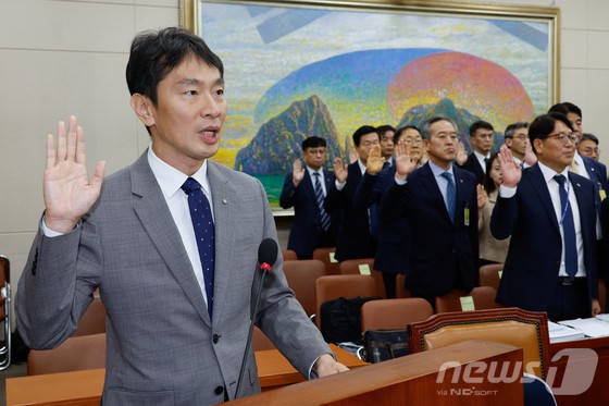 이복현 금융감독원장이 17일 오전 서울 여의도 국회 정무위원회에서 열린 금융감독원·서민금융진흥원 국정감사에서 증인 선서를 하고 있다. [뉴스1 제공]