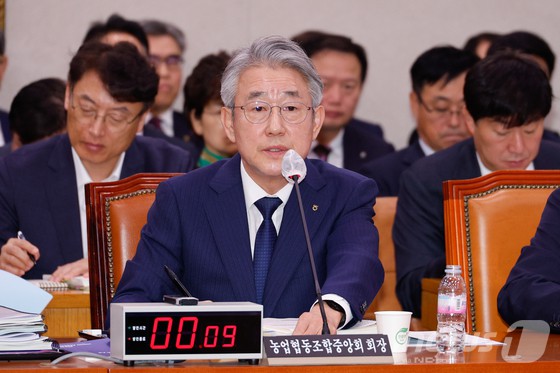 강호동 농협중앙회장이 18일 오전 서울 여의도 국회 농림축산식품해양수산위원회에서 열린 농업협동조합중앙회·농협경제지주·농협금융지주 국정감사에서 의원 질의에 답하고 있다.