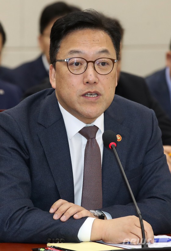 김병환 금융위원장이 24일 서울 여의도 국회에서 열린 정무위원회의 금융위원회에 대한 종합 국정감사에서 의원 질의에 답하고 있다. [뉴스1 제공]