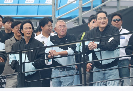 27일 오후 경기 용인시 처인구 용인스피드웨이에서 열린 '현대 N x 토요타 가주 레이싱 페스티벌'에서 조현범 한국앤컴퍼니그룹 회장(왼쪽부터)과 정의선 현대자동차그룹 회장, 이재용 삼성전자 회장이 이야기를 나누고 있다. [뉴스1] 