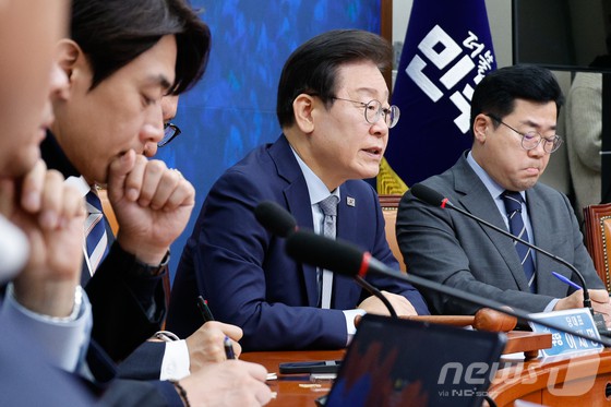 이재명 더불어민주당 대표가 4일 오전 서울 여의도 국회에서 열린 최고위원회의에 참석해 발언하고 있다.