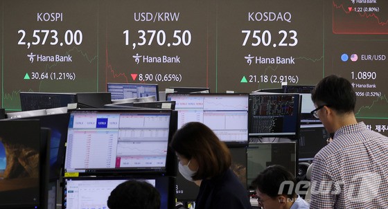 4일 오전 서울 하나은행 본점 딜링룸 전광판에 코스피가 장 초반 1% 넘는 급등세를 보이고 있다. 강보합으로 출발했던 증시는 이재명 대표의 발언 이후 상승폭을 확대했다. 이재명 대표는 이날 민주당 최고위원회에서 "정부와 여당이 밀어붙이는 금투세 폐지에 동의하기로 했다"고 밝혔다.