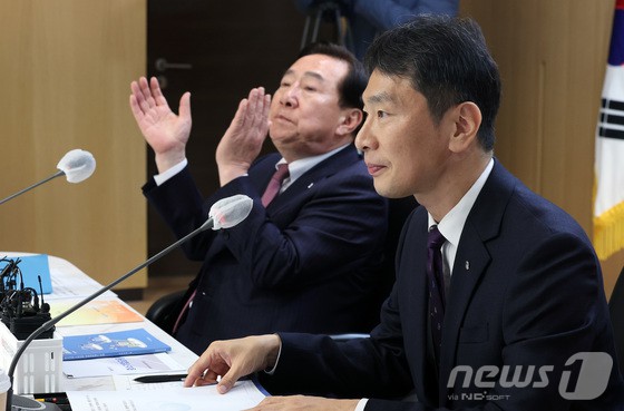 이복현 금융감독원장이 7일 서울 여의도 중소기업중앙회에서 열린 중소기업인 간담회에서 인사말을 하고 있다. 왼쪽은 김기문 중기중앙회장.