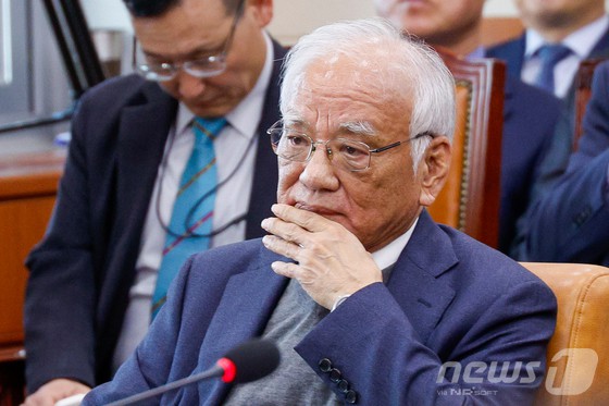 장형진 영풍 고문이 24일 오후 서울 여의도 국회 환경노동위원회에서 열린 환경부·기상청 종합 국정감사에 출석하고 있다.