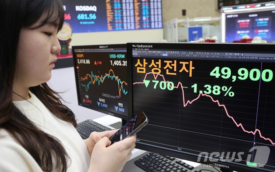 14일 서울 영등포구 여의도 한국거래소에서 삼성전자 종가가 나타나고 있다. 이날 삼성전자는 전장보다 700원 내린 4만9,900원에 마감했다. 삼성전자 종가가 4만 원대로 떨어진 것은 2020년 6월 15일 이후 처음이다. [뉴스1] 