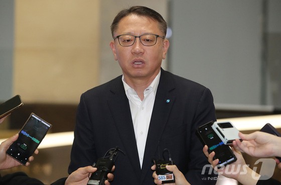 정진완 우리은행장 후보가 2일 오전 서울 중구 소공로 우리은행 본점으로 출근하며 취재진의 질문에 답하고 있다.