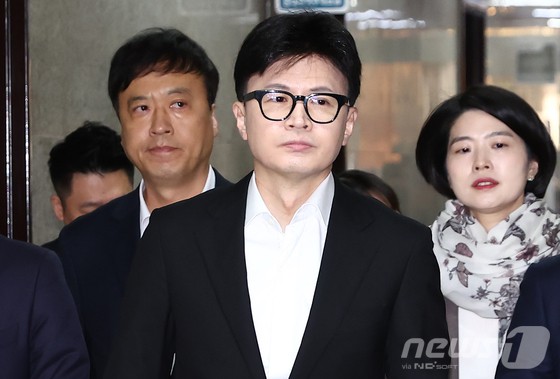 한동훈 국민의힘 대표가 6일 오전 서울 여의도 국회에서 열린 긴급 최고위원회의에 참석하기 위해 이동하고 있다. [뉴스1] 