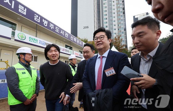 김병주 MBK파트너스 회장이 서울 서대문구 북가좌동에서 열린 김병주도서관 착공식에 참석한 뒤 자리를 이동하고 있다.도서관 이름은 도서관 건립비용 중 절반에 달하는 총 300억원을 기부한 김병주 MBK파트너스 회장의 이름을 따서 지었다.이번에 첫 삽을 뜨는 김병주 도서관은 서대문구 북가좌동(3486㎡)에 지하 1층~지상 5층, 연면적 9109㎡ 규모로 건축된다. 총 사업비는 675억원이다. [뉴스1] 
