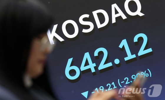 윤석열 대통령에 대한 국회의 탄핵소추안 표결이 불발된 이후 첫 거래일인 9일 오전 서울 여의도 한국거래소 전광판에 증시 시황이 표시되고 있다. [뉴스1 제공]