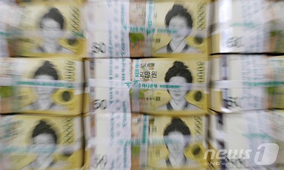 20일 서울 중구 KEB하나은행 위변조대응센터에 오만원권 지폐가 놓여있다. 한국은행이 2009년 6월 23일 발행을 시작한 오만원권은 오늘 23일이면 발행 10주년이 된다.