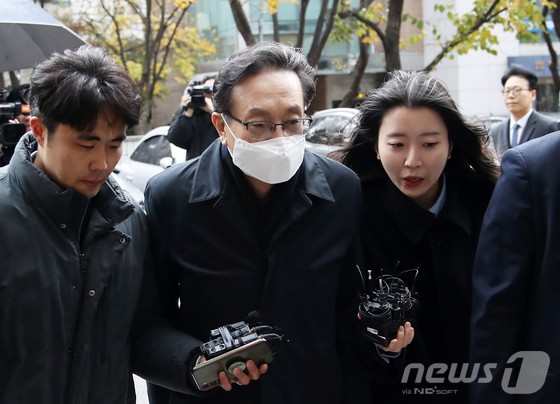 '친인척 부당대출' 의혹을 받는 손태승 전 우리금융지주 회장이 지난달 26일 서울 양천구 남부지법에서 열린 구속 전 피의자 심문(영장실질심사)에 출석하고 있다. [뉴스1 제공]