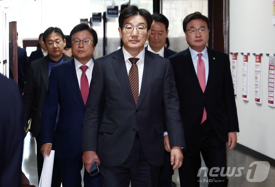 권성동 국민의힘 원내대표가 14일 오전 서울 여의도 국회에서 열린 의원총회에 참석하기 위해 이동하고 있다.