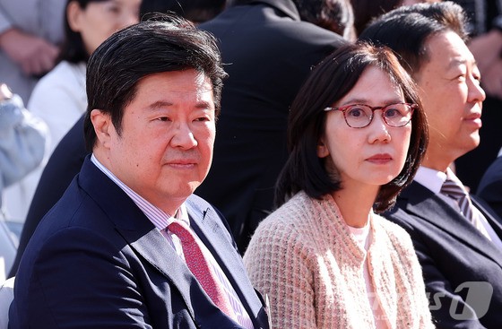 김병주 MBK파트너스 회장과 부인 박경아씨가 서울 서대문구 북가좌동에서 열린 김병주도서관 착공식에서 참석하고 있다.도서관 이름은 도서관 건립비용 중 절반에 달하는 총 300억원을 기부한 김병주 MBK파트너스 회장의 이름을 따서 지었다.이번에 첫 삽을 뜨는 김병주 도서관은 서대문구 북가좌동(3486㎡)에 지하 1층~지상 5층, 연면적 9109㎡ 규모로 건축된다. 총 사업비는 675억원이다. [뉴스1]