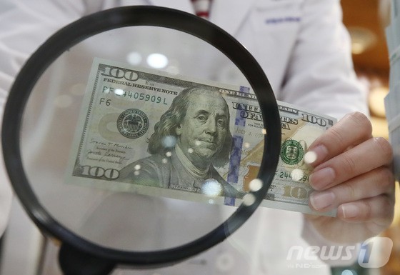 서울 중구 하나은행 위변조대응센터에서 한 직원이 미국 달러화를 살펴보고 있다.  [사진=누스1]