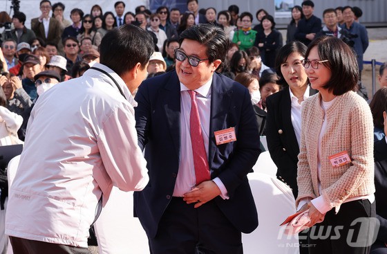 오세훈 서울시장과 김병주 MBK파트너스 회장이 4일 서울 서대문구 북가좌동에서 열린 김병주도서관 착공식에서 인사를 나누고 있다.도서관 이름은 도서관 건립비용 중 절반에 달하는 총 300억원을 기부한 김병주 MBK파트너스 회장의 이름을 따서 지었다.이번에 첫 삽을 뜨는 김병주 도서관은 서대문구 북가좌동(3486㎡)에 지하 1층~지상 5층, 연면적 9109㎡ 규모로 건축된다. 총 사업비는 675억원이다.