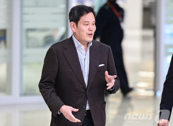 정용진 신세계그룹 회장이 지난 22일 방미 일정을 마치고 인천국제공항 제2터미널을 통해 귀국하고 있다. [뉴스1 제공]