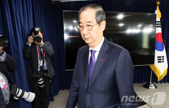 한덕수 대통령 권한대행 국무총리가 26일 서울 종로구 정부서울청사에서 긴급 대국민담화를 발표한 뒤 브리핑실을 나서고 있다.