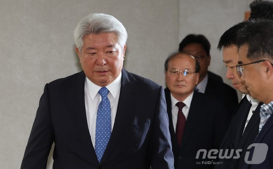 국회 탄핵안 처리 전 자진 사퇴한 김홍일 방송통신위원장이 2일 오전 경기 정부과천청사 방통위 대회의실에서 열린 퇴임식에 참석하고 있다. [사진공동취재단] 