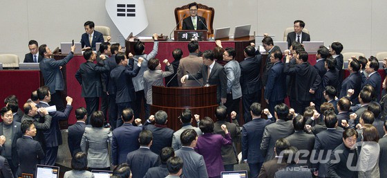 우원식 국회의장이 27일 오후 서울 여의도 국회에서 열린 제420회국회(임시회) 제2차 본회의에서 한덕수 대통령 권한대행 국무총리 탄핵소추안 탄핵 의결 정족수 과반 151명이라고 밝히자 국민의힘 의원들이 항의하고 있다.