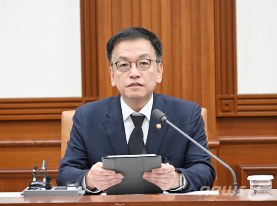 최상목 대통령 권한대행 부총리 겸 기획재정부 장관이 2일 서울 종로구 정부서울청사에서 열린 경제관계장관회의에서 모두발언을 하고 있다. [기획재정부 제공]