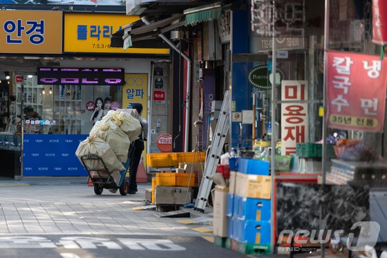 정부는 2일 '2025년 경제정책방향'을 발표하고 채무와 수수료 등 소상공인의 핵심 비용을 경감하겠다고 밝혔다. 이날 서울 중구 남대문시장에서 한 작업자가 물건을 옮기고 있다. [뉴스1]
