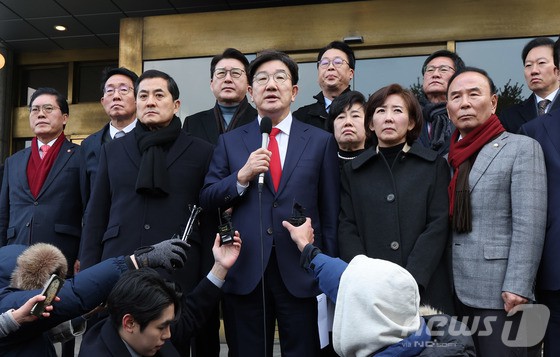 권성동 국민의힘 원내대표가 4선 이상 중진 의원, 국회 법제사법위원회 소속 의원들과 6일 서울 종로구 헌법재판소를 찾아 항의 방문을 마친 뒤 발언하고 있다. [뉴스1]