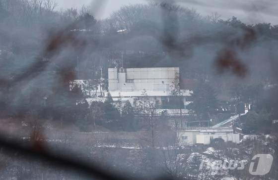 6일 오전 서울 용산구 한남동 대통령 관저가 적막한 모습을 보이고 있다. 고위공직자범죄수사처(공수처)는 이날 내란 우두머리 혐의를 받는 윤 대통령에 대한 체포영장 집행 관련 업무를 경찰에 넘겼다. [뉴스1]