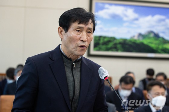 이학영 국회 환경노동위원회 안건조정위원장이 21일 서울 여의도 국회에서 열린 제403회 국회(임시회) 환경노동위원회 제3차 전체회의에서 심사보고를 하고 있다.국회 환경노동위원회는 이날 파업을 벌인 노동조합에 대한 기업의 손해배상 청구를 제한하는 내용을 담은 노동조합 및 노동관계조정법 일부개정법률안(대안), 이른바 '노란봉투법'을 여당의 거센 반발 속에 통과시켰다.