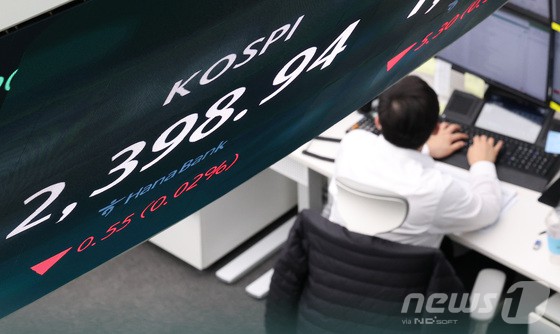 이달 2일 오후 서울 중구 하나은행 본점 딜링룸에 종가가 표시되고 있다. [뉴스1 제공]