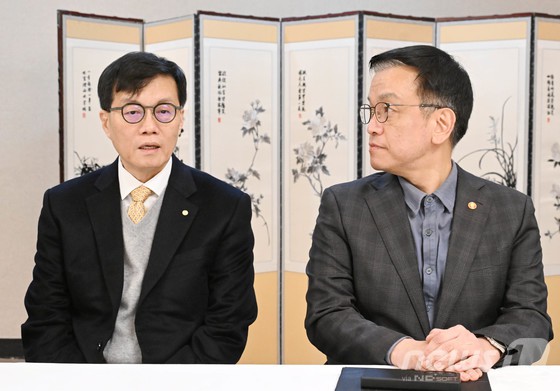 최상목 대통령 권한대행 부총리 겸 기획재정부 장관이 10일 서울 종로구 정부서울청사에서 열린 거시경제·금융현안 간담회에서 이창용 한국은행 총재의 발언을 듣고 있다. (기획재정부 제공)