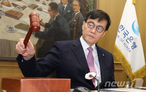 이창용 한국은행 총재가 16일 오전 서울 중구 한국은행에서 열린 금융통화위원회에서 의사봉을 두드리고 있다. 이날 한은 금통위는 기준금리를 연 3%로 동결했다. [뉴스1 제공]